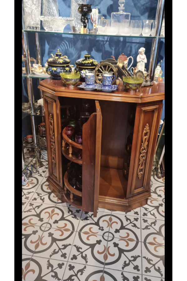 Oyma işçilikli ahşap bar Oyma işçilikli ahşap bar